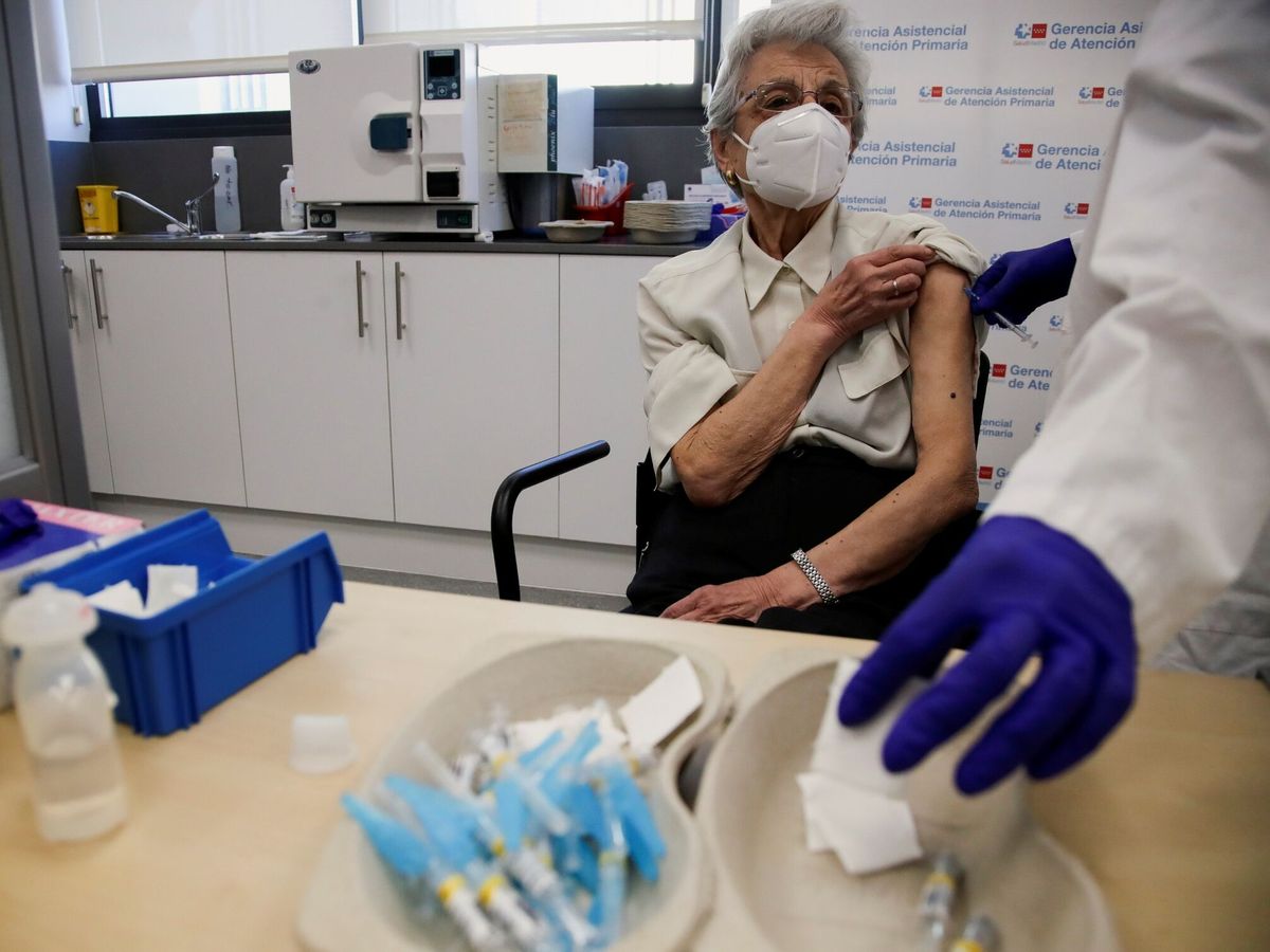 Foto: Una mujer se vacuna de la gripe y el covid-19. (EFE/David Fernández)