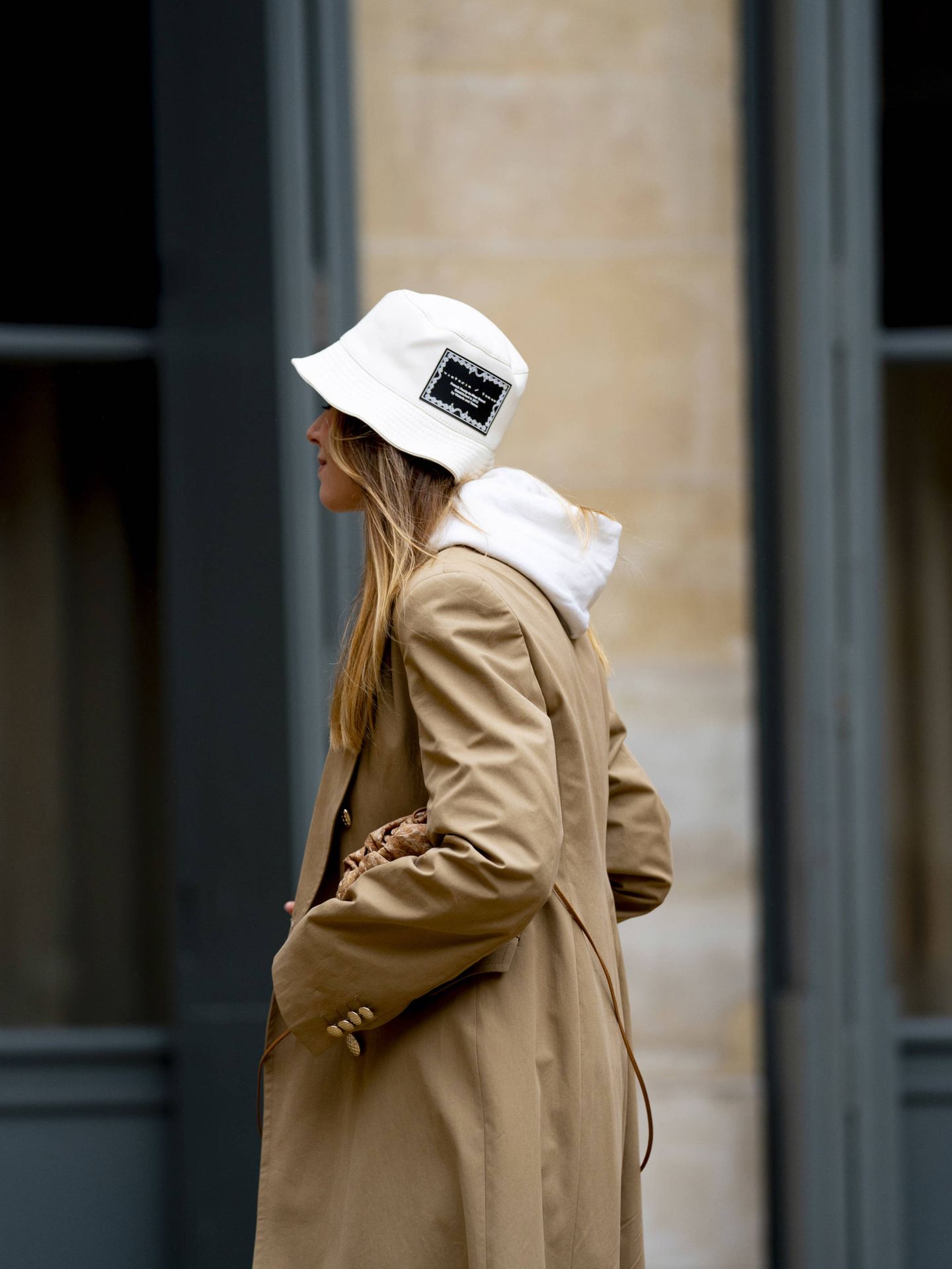 Outfit con gorro de pescador para lluvia  Bucket hat outfit, Outfits with  hats, Rain jacket