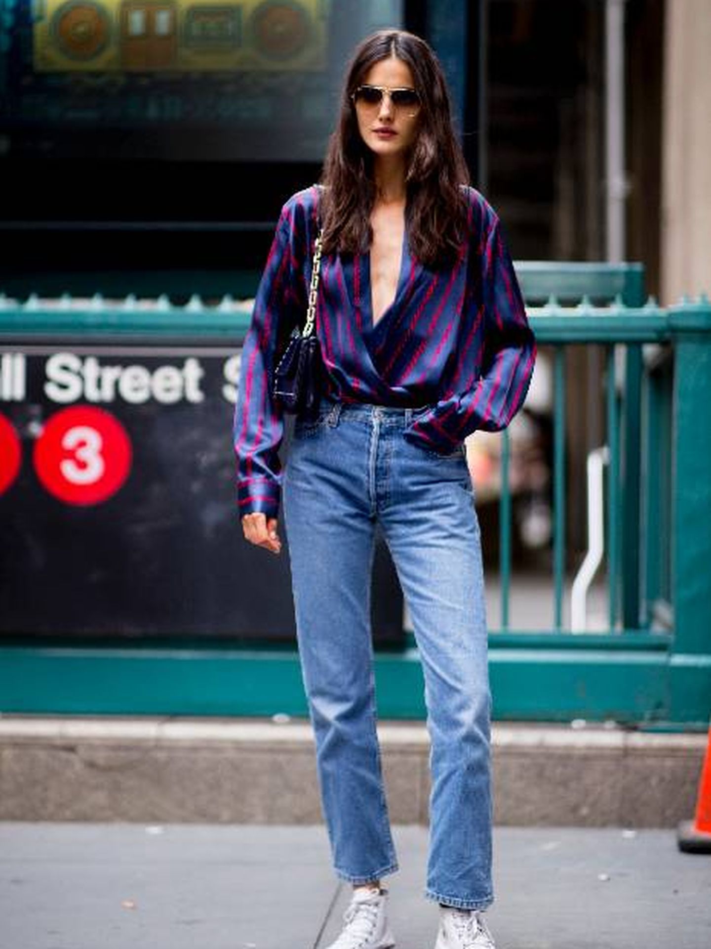 La modelo Blanca Padilla, con unos regular jeans. (Imaxtree)