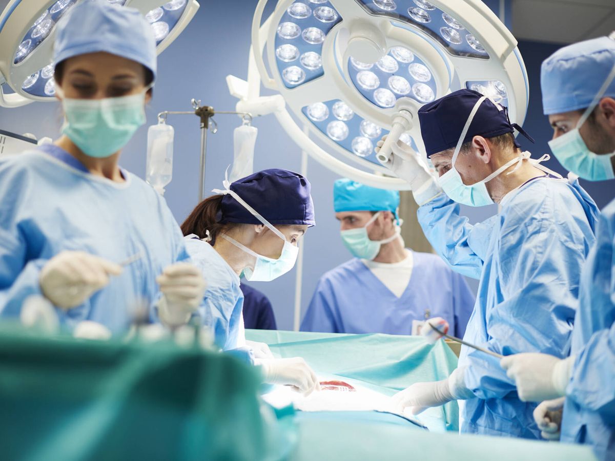 Foto: Un grupo de cirujanos en quirófano. (iStock)