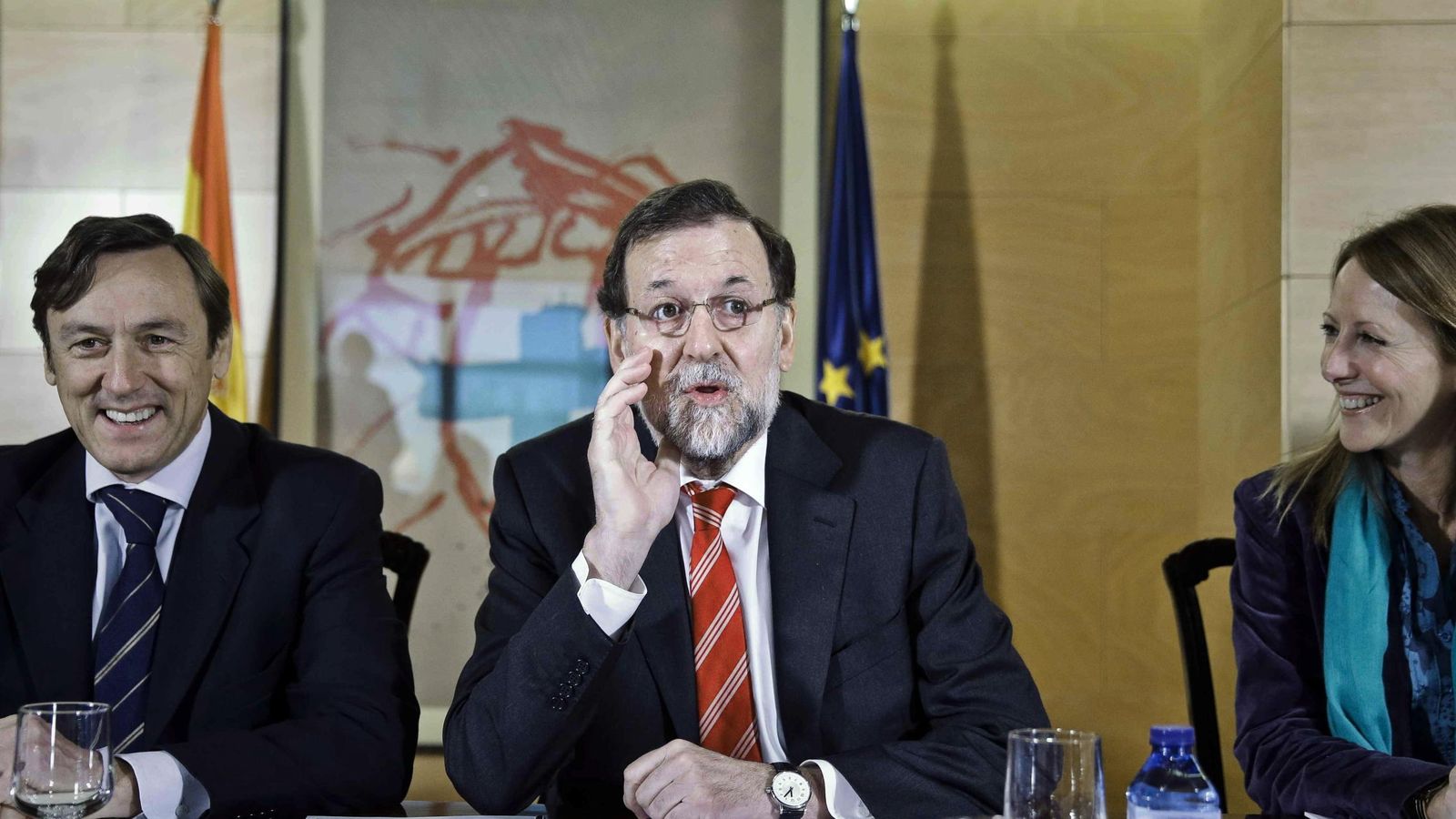 Foto: Mariano Rajoy (c), acompañado por el portavoz del PP en el Congreso, Rafael Hernando (i) (EFE)