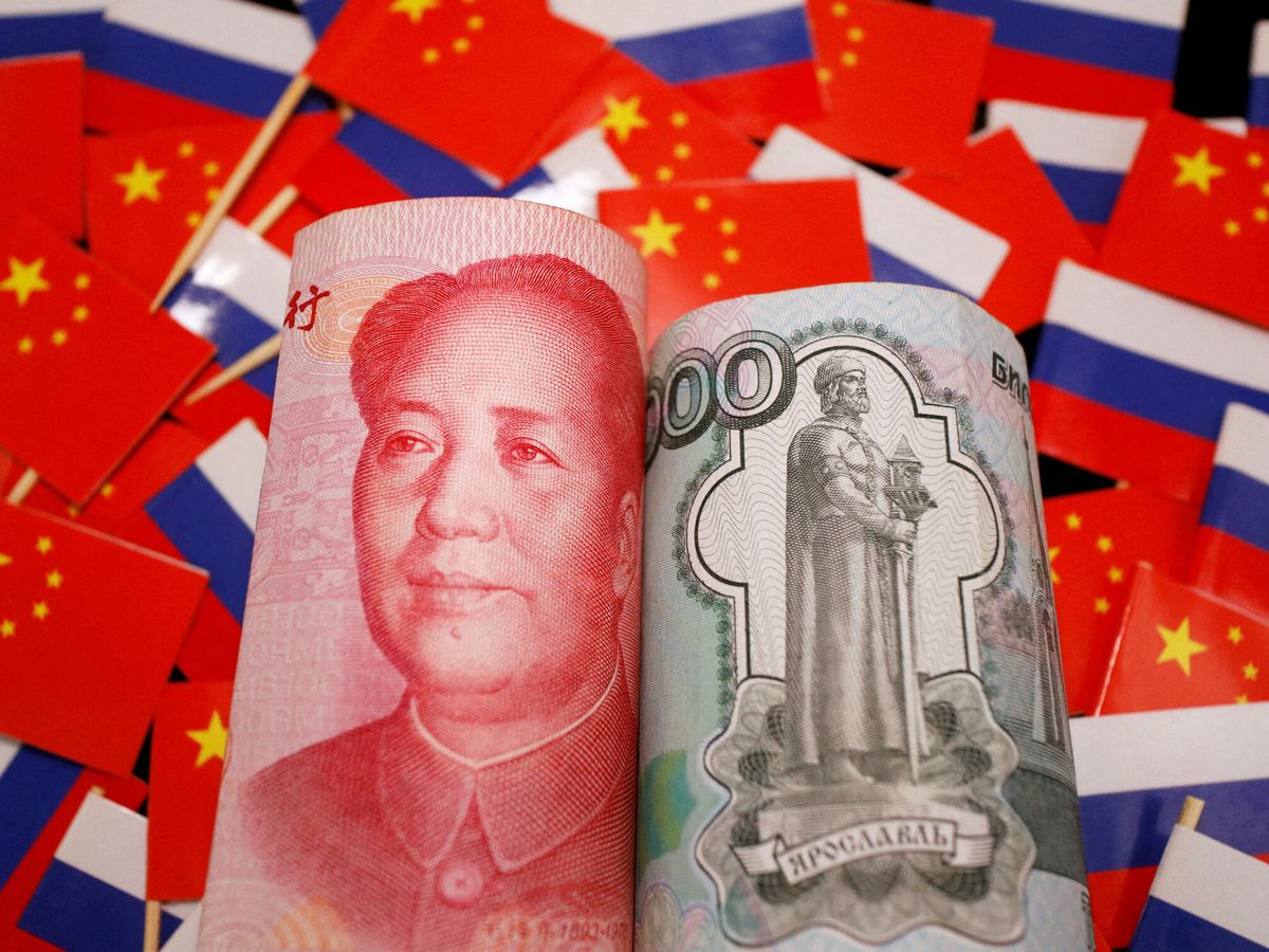 Foto: Billetes en divisa china (yuanes) y rusa (rublos) / Reuters