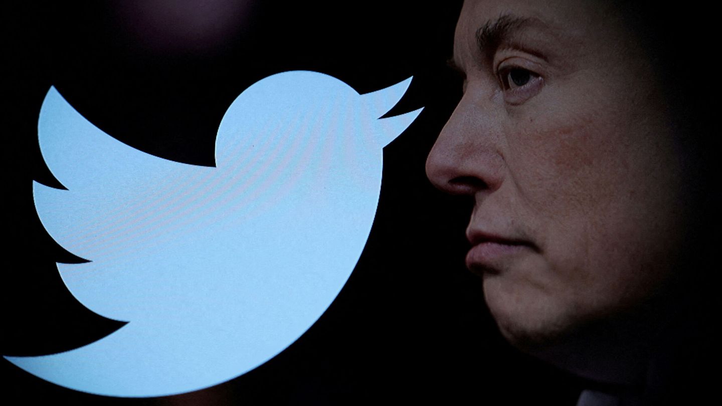 Elon Musk, junto al logo de Twitter. (Reuters)