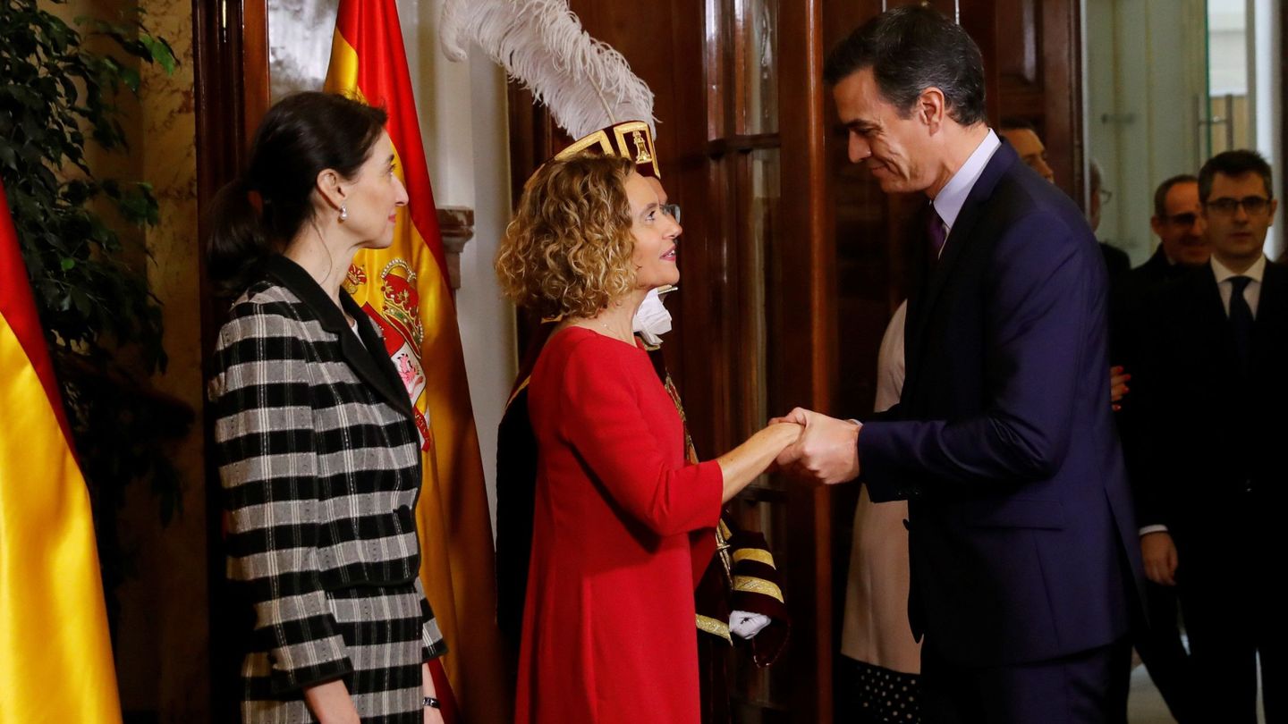 Pedro Sánchez saluda a las presidentas del Congreso y del Senado, Meritxell Battet y Pilar Llop. (EFE)