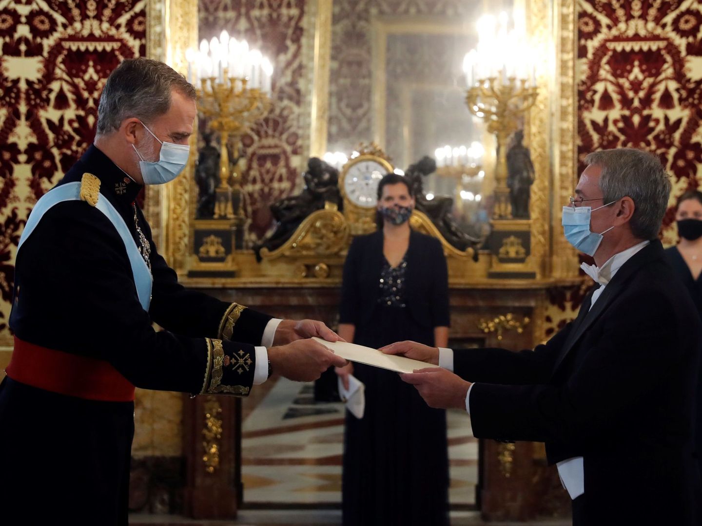 El rey Felipe recibe las cartas credenciales en el Palacio Real. (EFE)