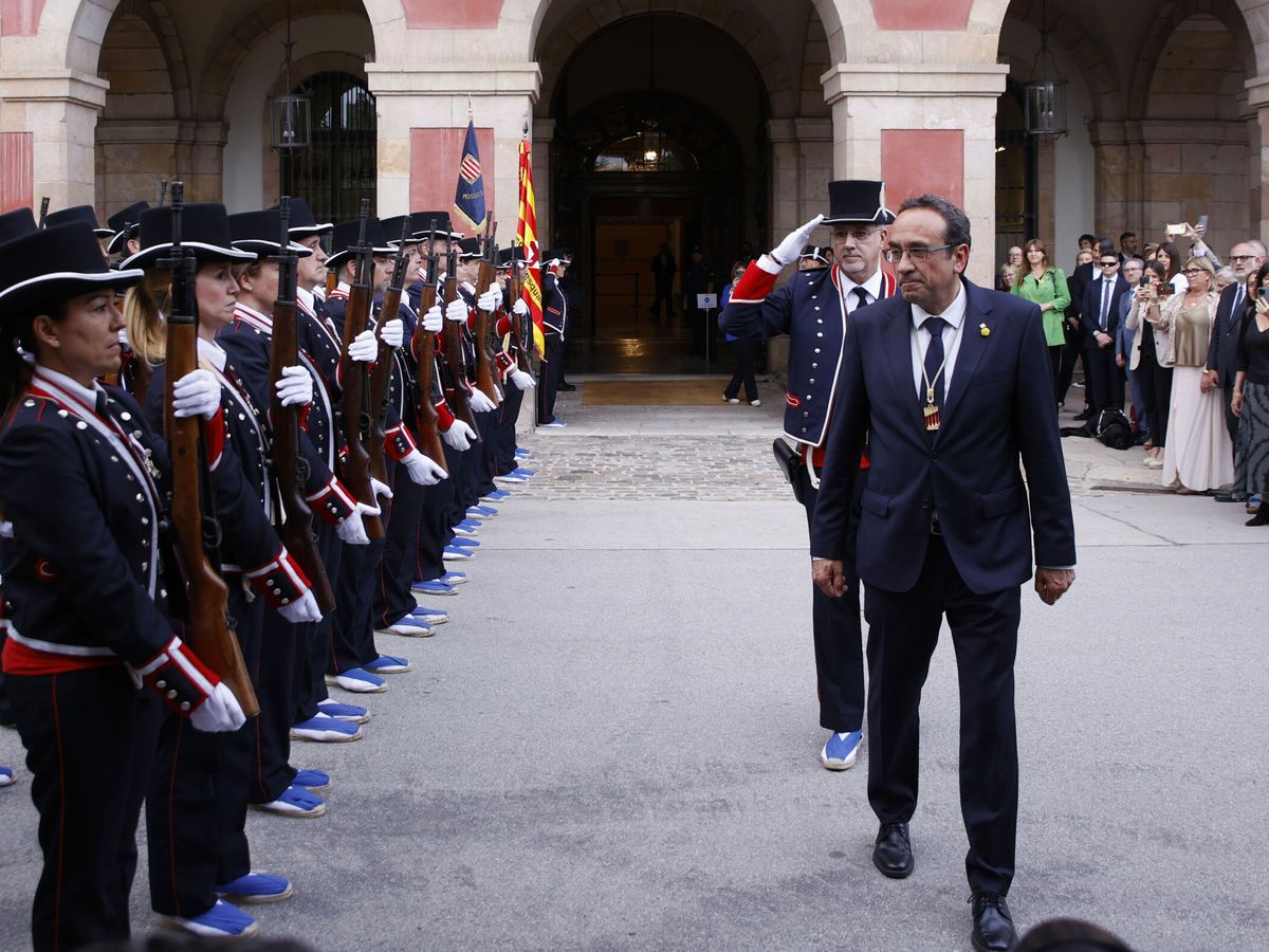 Foto: Josep Rull, nuevo presidente del Parlament, pasando revista a los Mossos. (Europa Press/Kike Rincón)