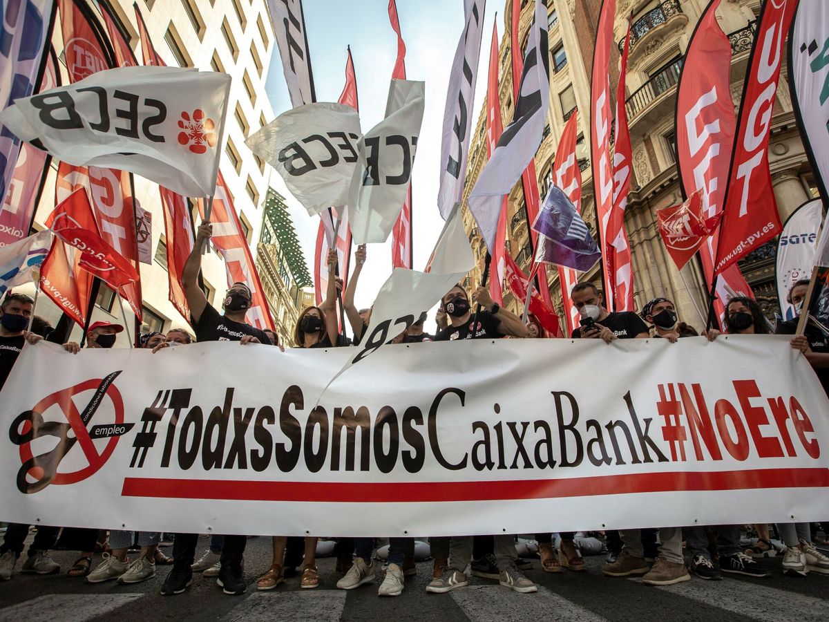 Foto: Empleados de Caixabank durante la concentración ante la sede de CaixaBank en València en protesta por el ERE (EFE)