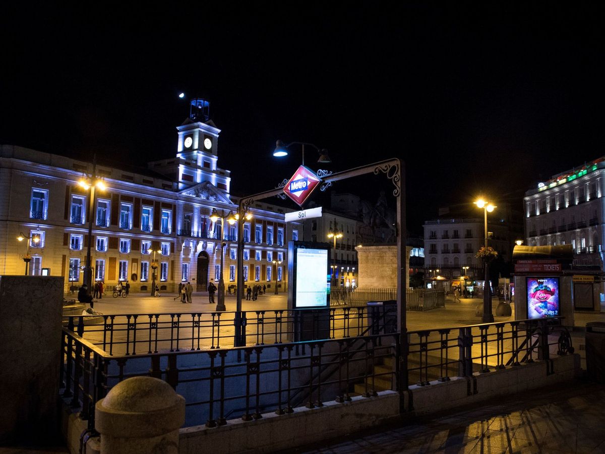 Foto: Imagen de la Puerta del Sol minutos antes de la medianoche del sábado. (EFE)