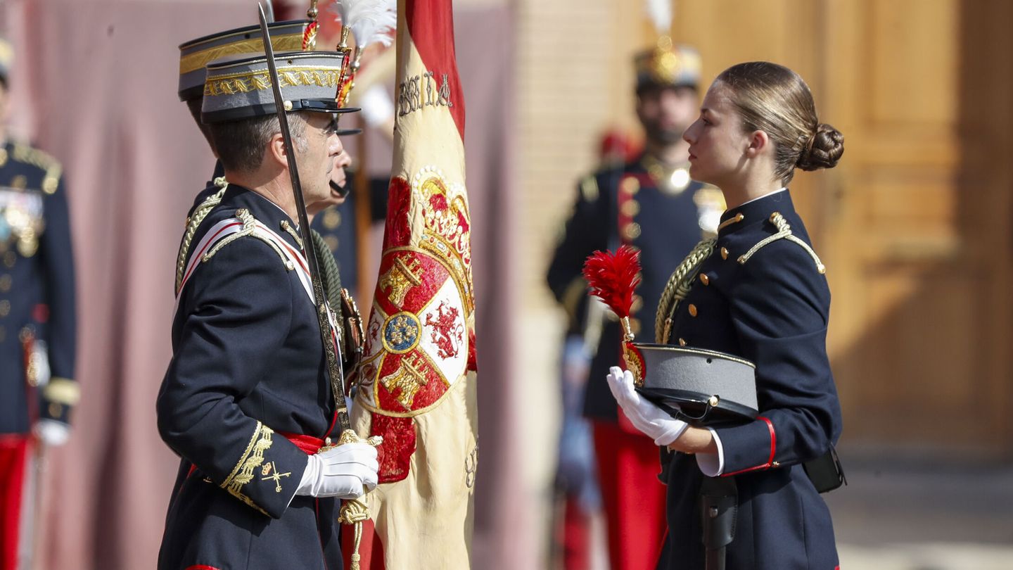 La princesa de Asturias jura la bandera en la Academia Militar de Zaragoza. (EFE/Javier Cebollada)