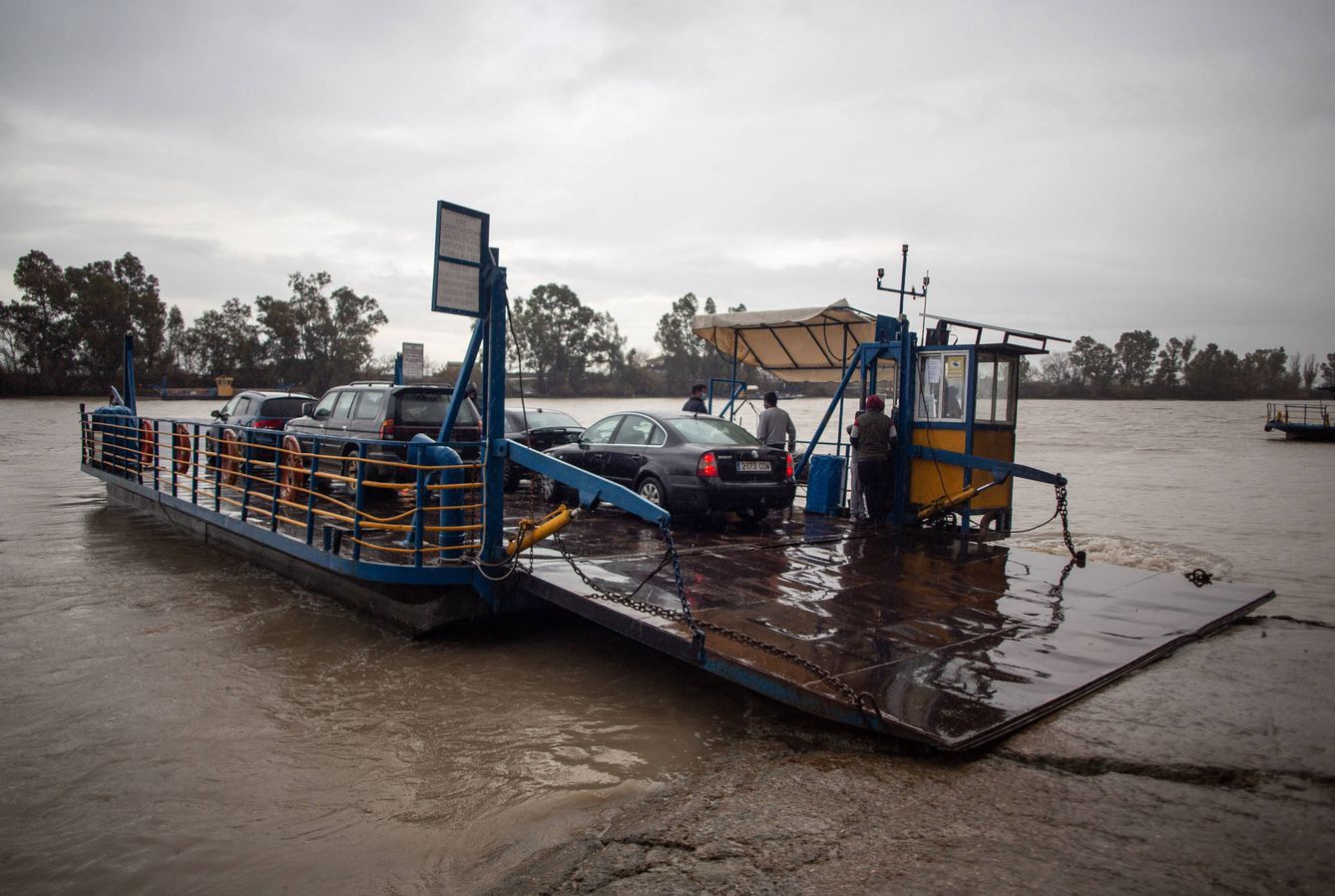 La barcaza que cada día cruza el río transportando coches. (Foto: Fernando Ruso)