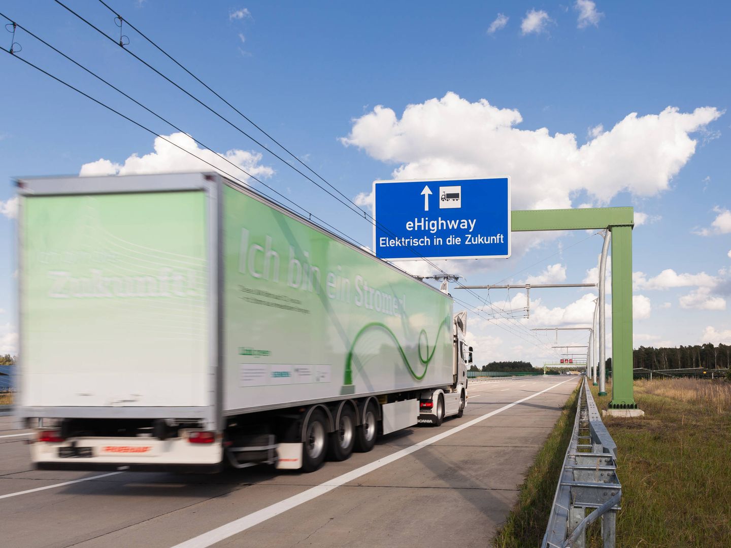 Camión Scania circulando por una de las vías adaptadas a la tecnología desarrollada. 