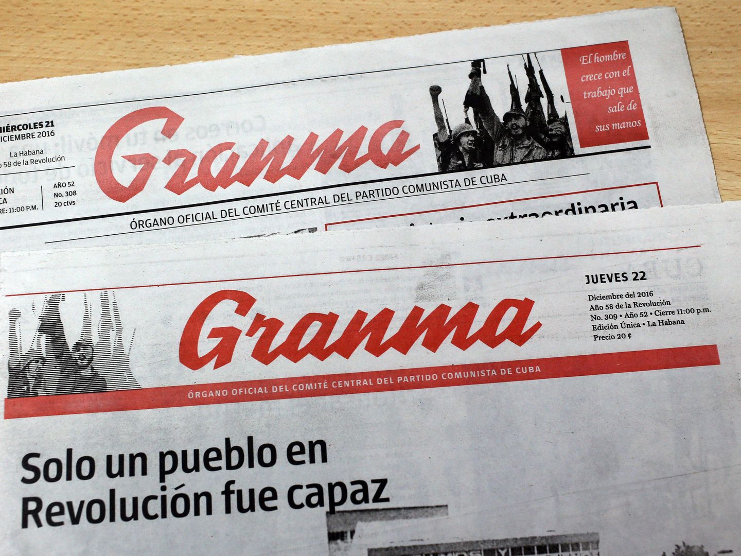 Vista de dos ejemplares del diario 'Granma' tras su rediseño en 2016 (EFE)