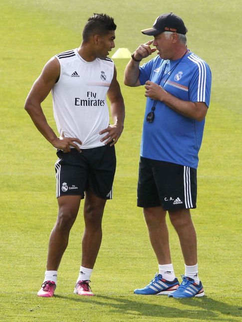 Foto: Casemiro charla con Ancelotti en un entrenamiento del Real Madrid (Efe). 