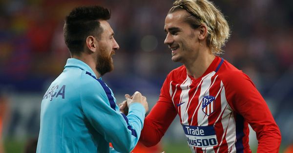 Foto: Messi y Griezmann se saludan durante un partido entre el Bacelona y el Atlético de Madrid. (Reuters)