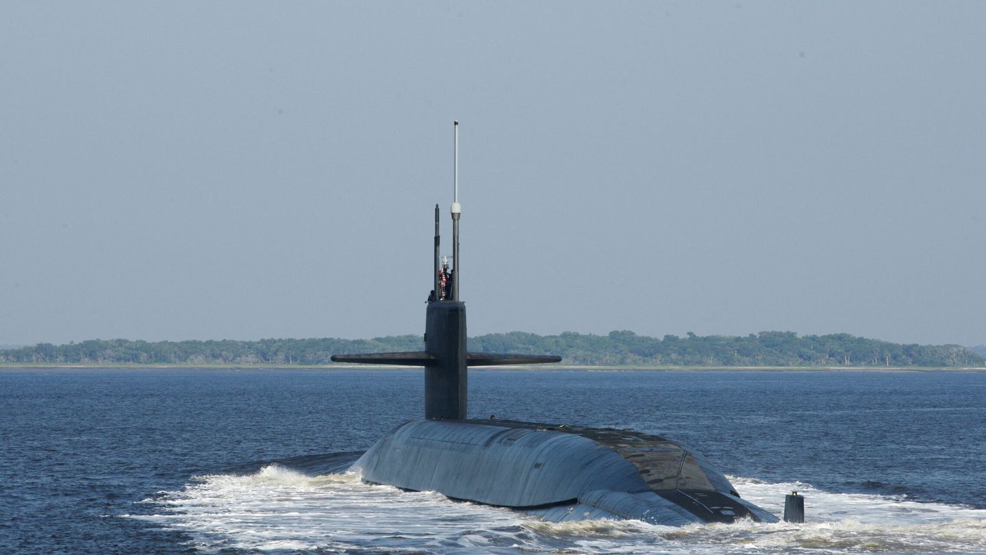 Un submarino nuclear de la clase Ohio con reactor atómico y propulsión tradicional.