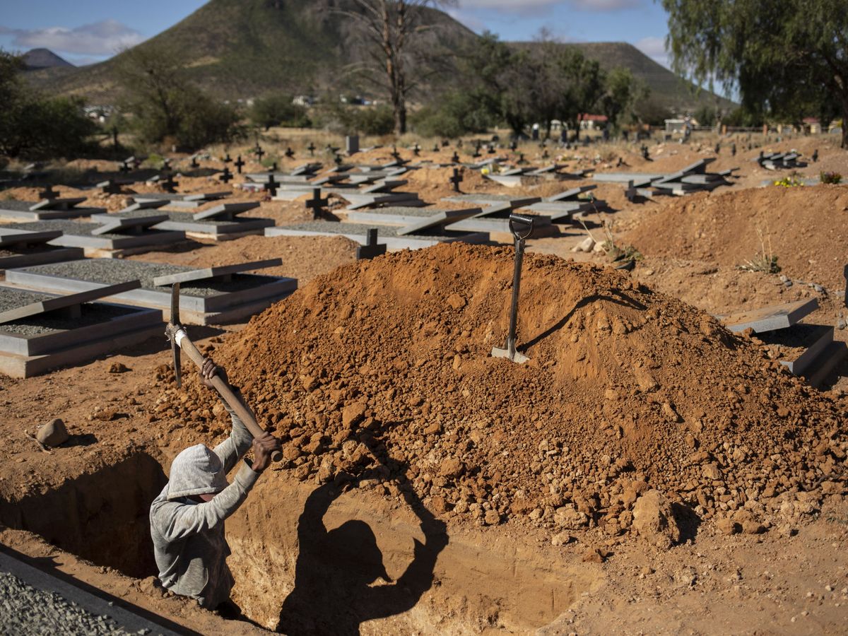 Foto: Un cementerio con víctimas del covid-19 en Sudáfrica. (EFE)