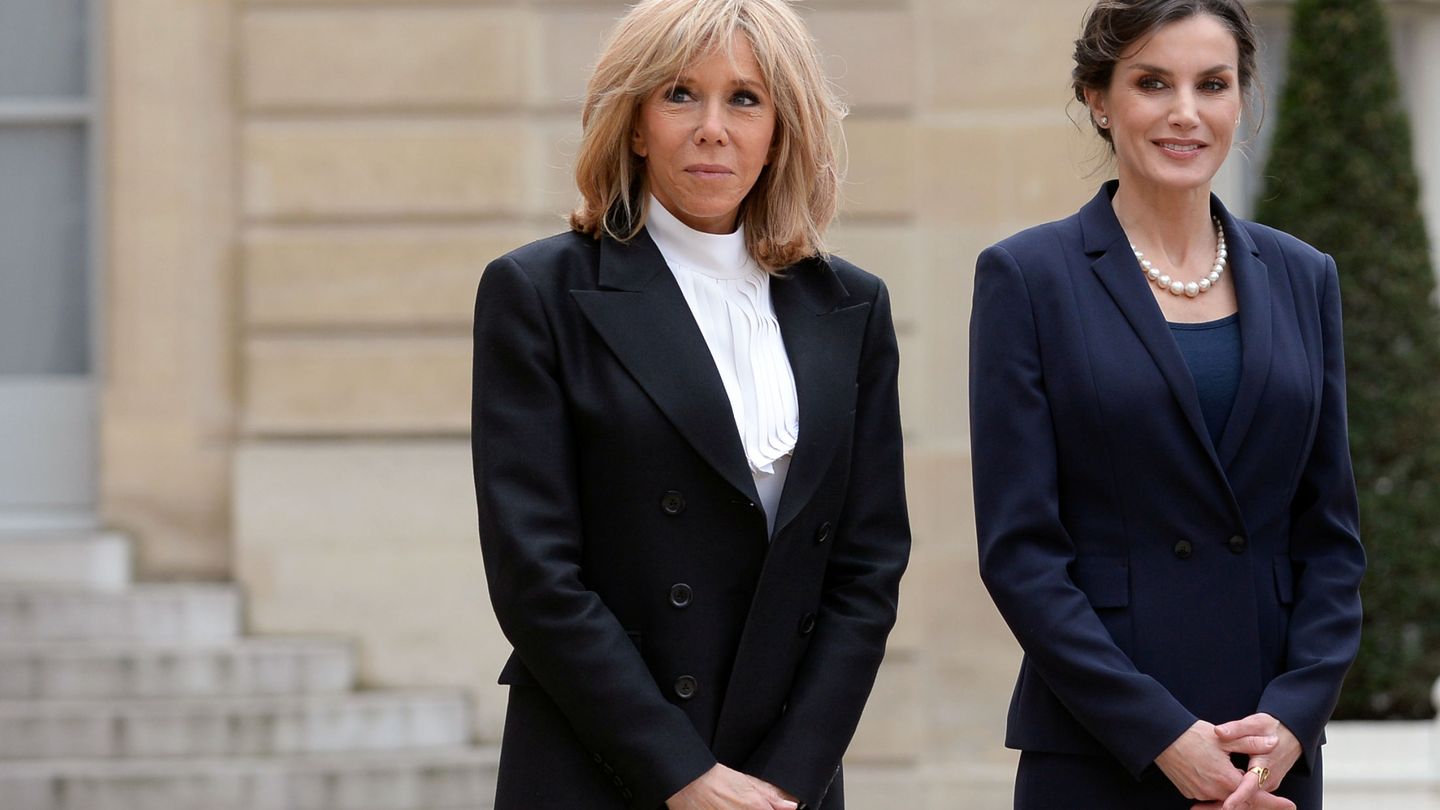 Brigitte Macron y la reina Letizia, días antes de que se decretase el estado de alarma. (Reuters)