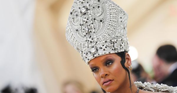 Foto: Con riquísima mitra de pedrería. Así tocó Rihanna su cabeza: con un diseño obra de Galliano. (Imagen: Reuters)