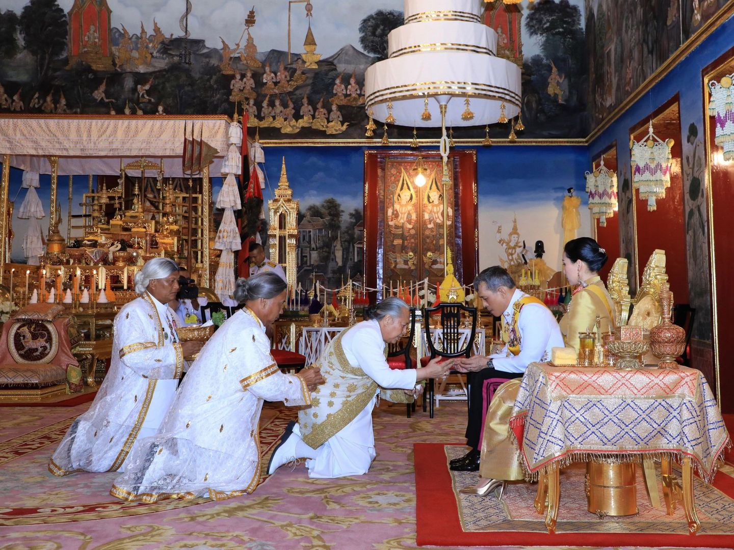 El rey de Tailandia, Vajiralongkorn, participa, acompañado de la reina Suthinda, en una ceremonia religiosa antes de su coronación en el palacio real de Bangkok (Tailania). (EFE)