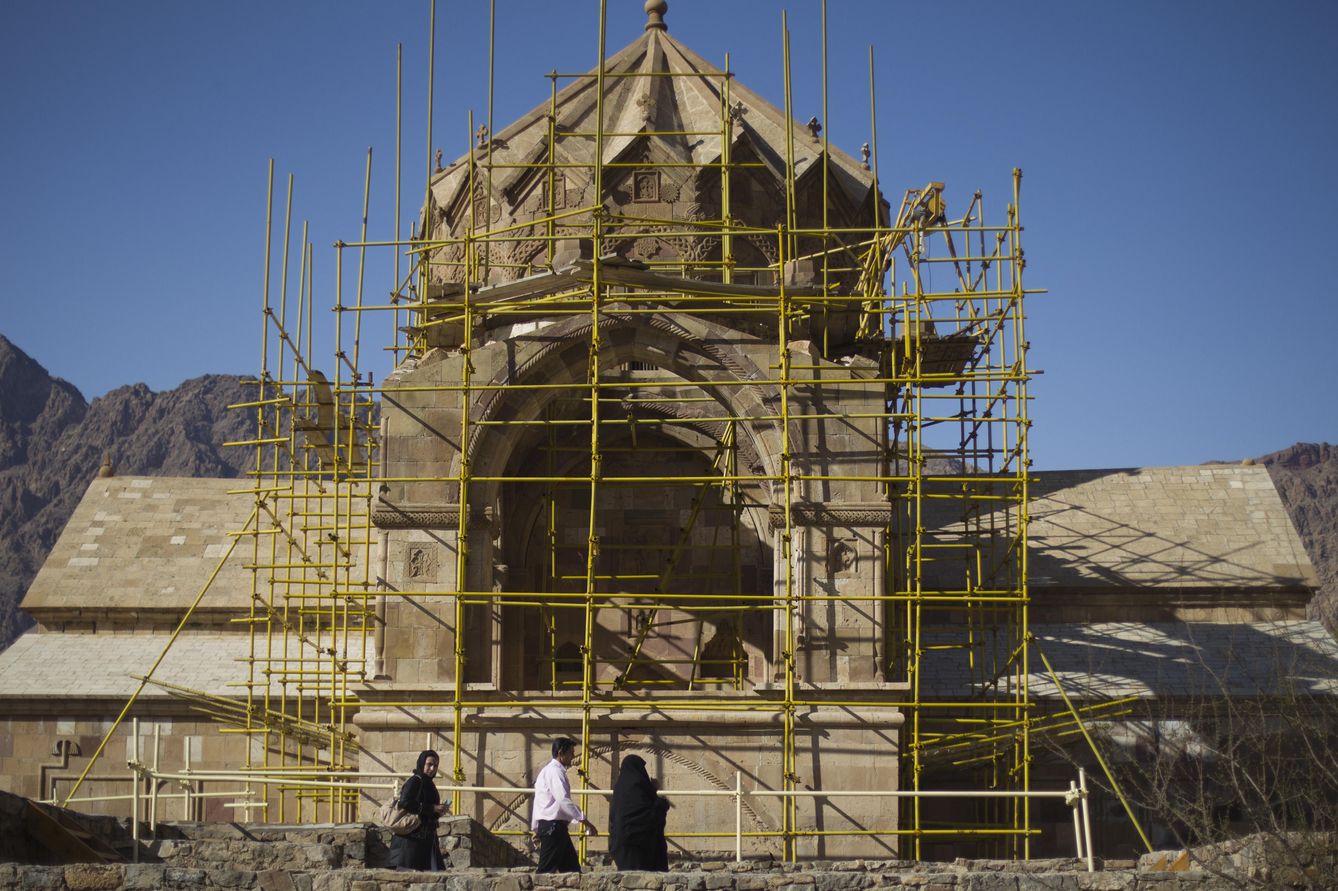 Turistas visitan la histórica iglesia armenia de San Stepanos, en Julfa, Irán (Reuters). 