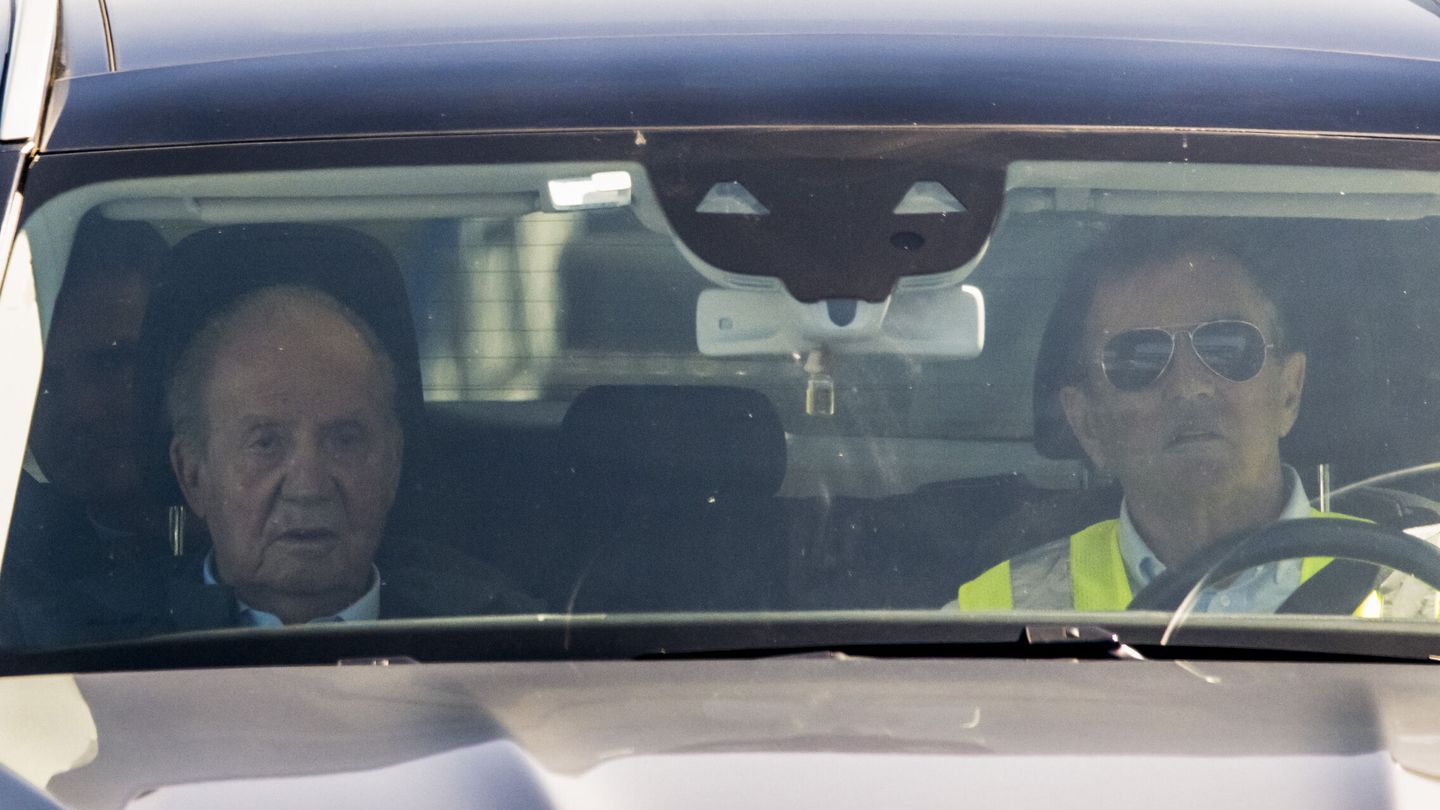 El rey Juan Carlos, con Pedro Campos, en el aeropuerto de Vigo. (EFE/Brais Lorenzo)