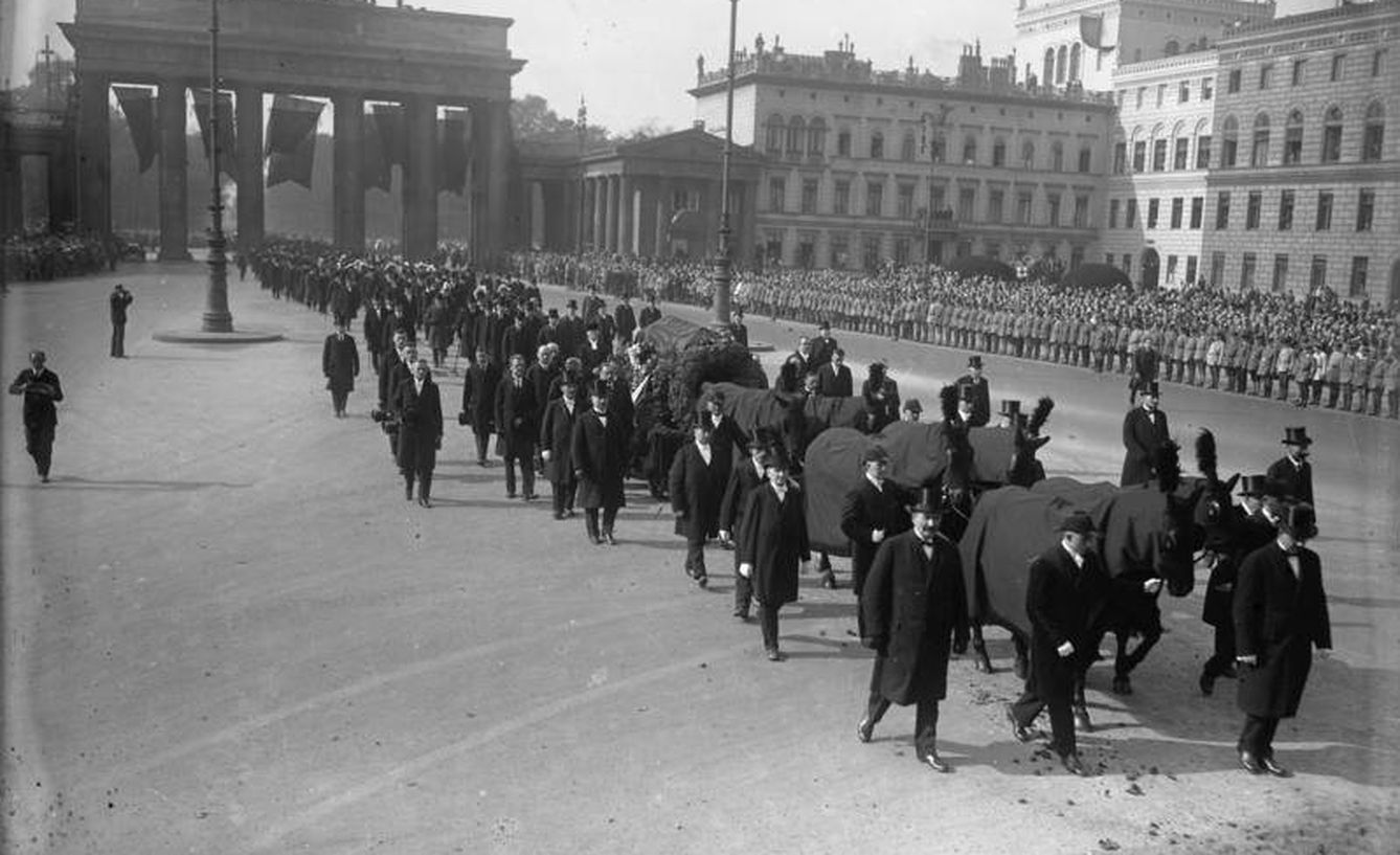 La comitiva fúnebre de Stresemann en Berlín en 1929. (Bundesarchiv)