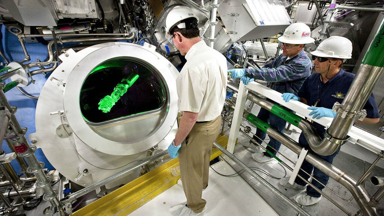 Foto: Científicos y técnicos observando la cámara de fusión por láser de la National Ignition Facility en California. (LLNL)