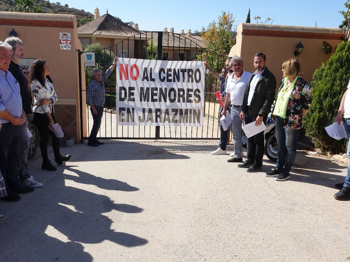Foto: El candidato socialista, Daniel Pérez, junto a vecinos en la residencia que acogería el centro de menores. (PSOE de Málaga)