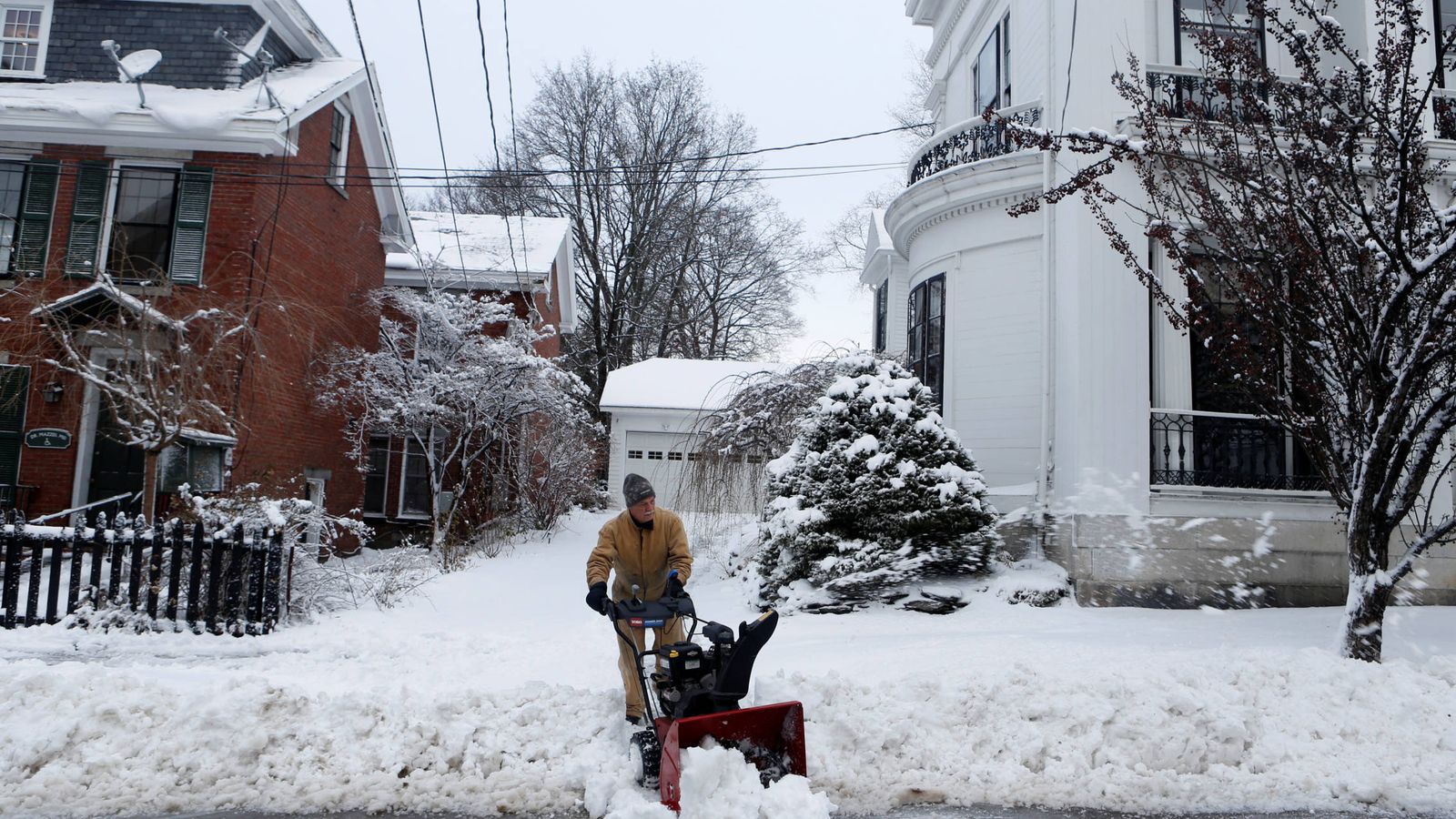 Foto: Un vecino de Bangor, en el estado de Maine, limpia de nieve el portal de su casa, en diciembre de 2016. (Reuters)