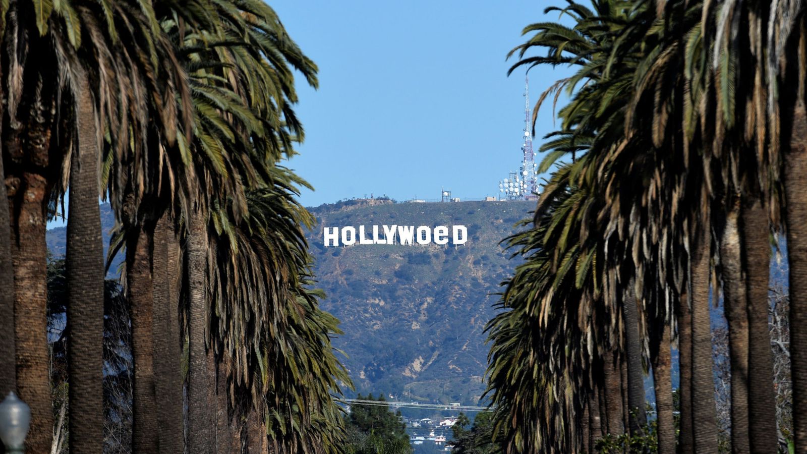 Foto: El letrero de Hollywood con varias lonas todavía manteniendo la 'e' de 'Hollyweed'. (Reuters)