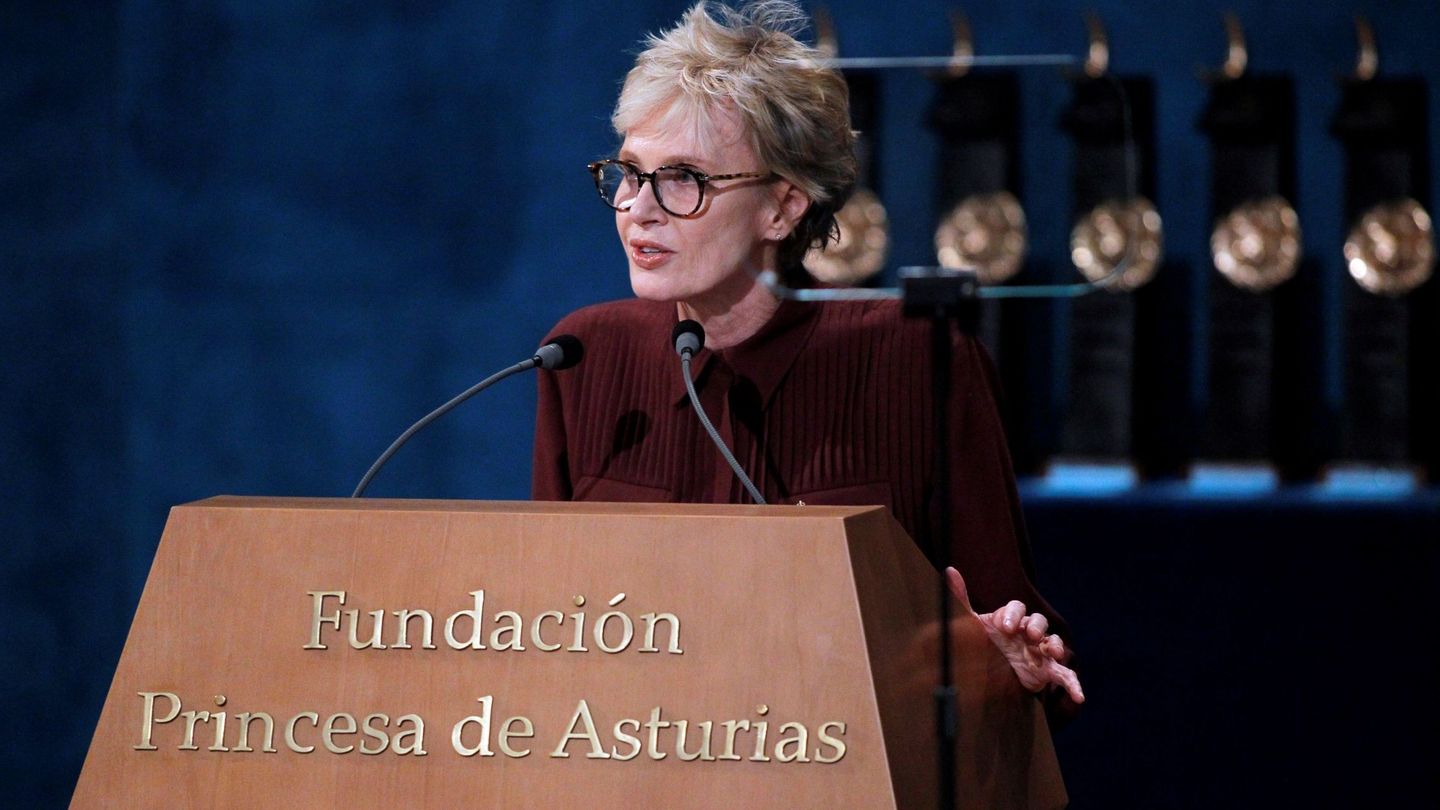 La escritora Siri Hustvedt, Premio de las Letras, interviene en la ceremonia de entrega de los Premios Princesa de Asturias. (EFE)