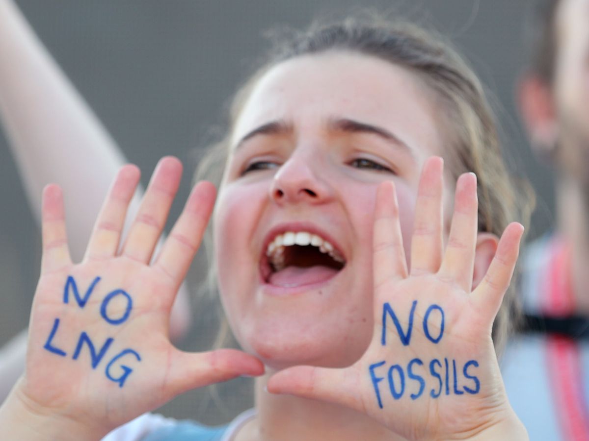 Foto: Una joven activista climática durante una protesta en la COP27. (EFE/K. Elfiqi)