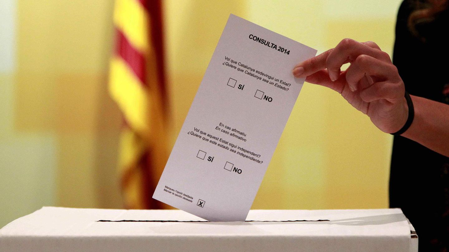 La Generalitat ya tiene el prototipo de urna para la consulta del 9-N. (Efe)