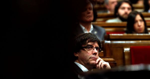 Foto: El presidente de la Generalitat, Carles Puigdemont, durante el pleno en el Parlament. (EFE)