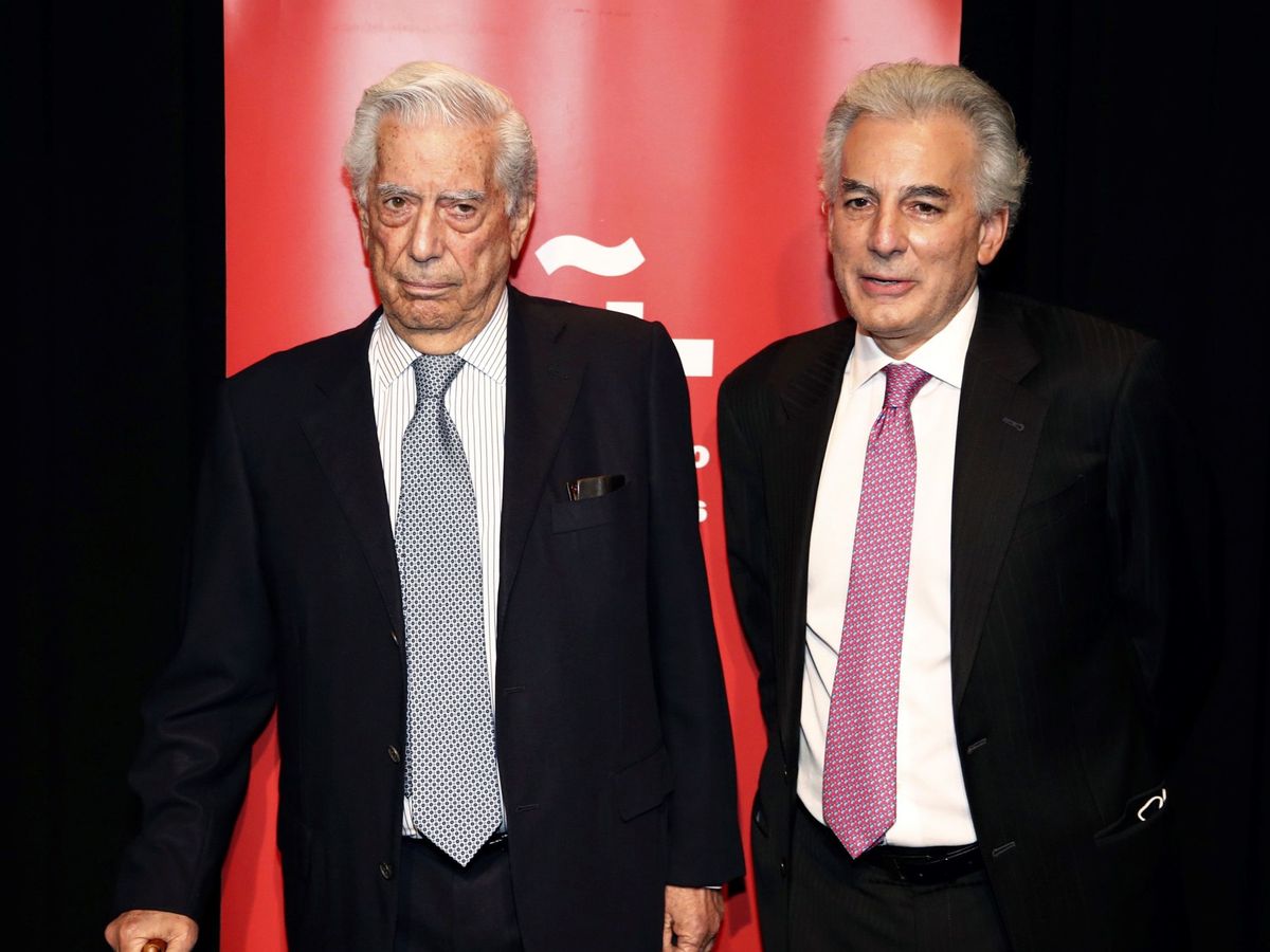 Foto: Mario Vargas Llosa, junto a su hijo Álvaro. (EFE)