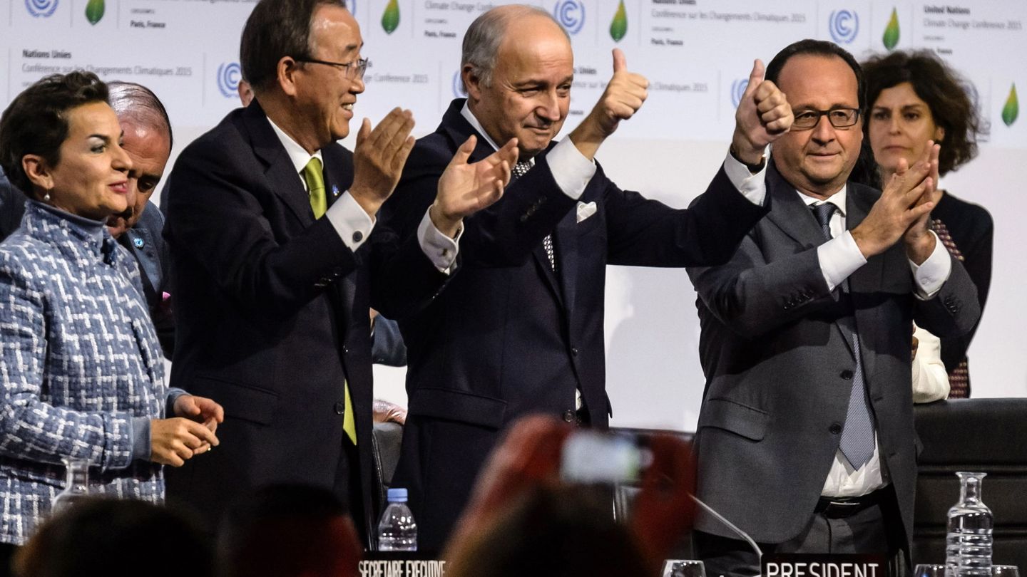 Laurent Fabius cierra la COP21 con el histórico Acuerdo de Paris (EFE/C.Petit)