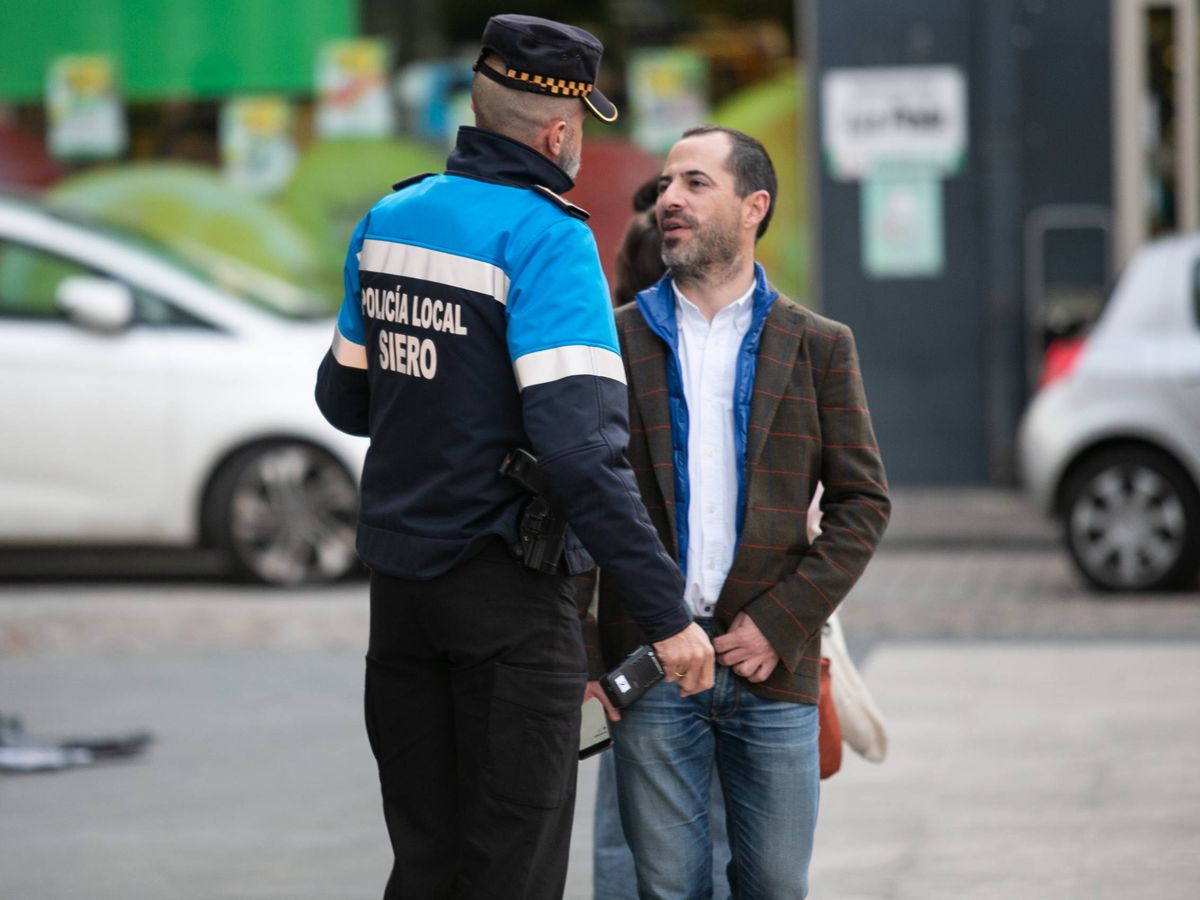 Foto: El alcalde de Siero (Asturias), junto a un policía local. (Imanol Rimada)