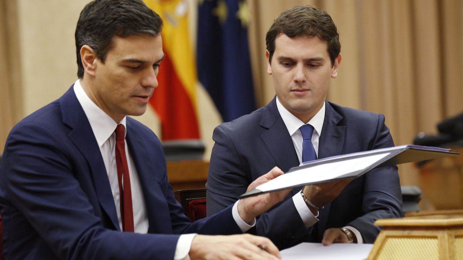 Foto: El secretario general del PSOE, Pedro Sánchez (i), y el presidente de Ciudadanos, Albert Rivera. (EFE)