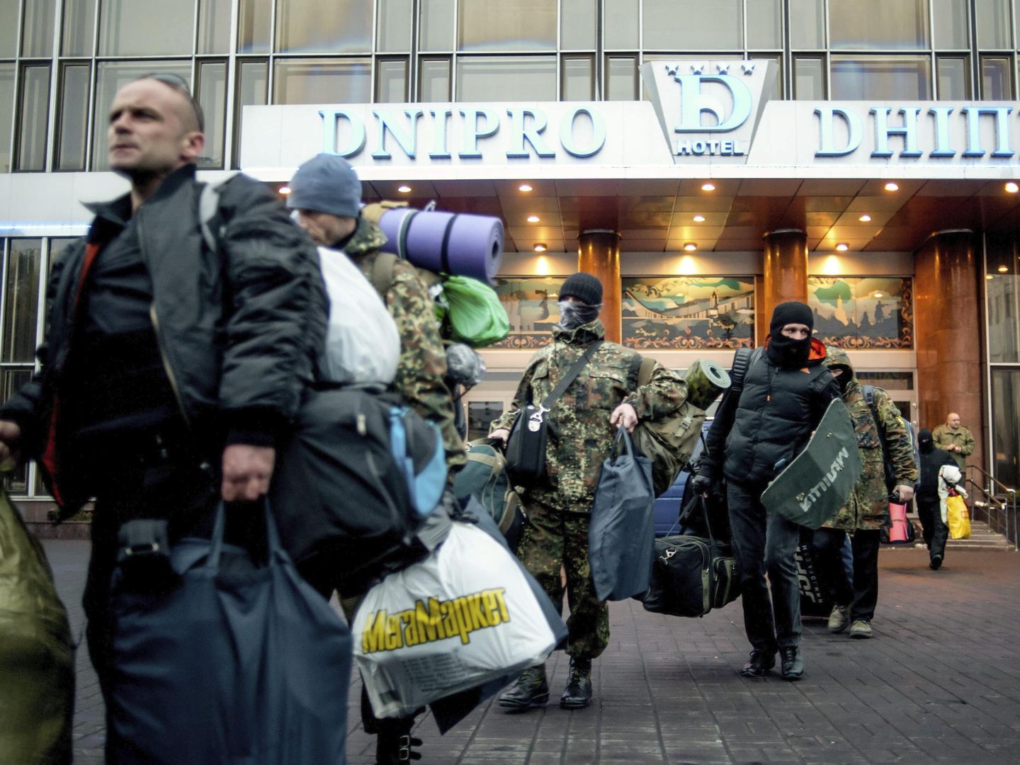 Miembros del Sector de la Derecha desalojan su cuartel general en Kiev (Efe).