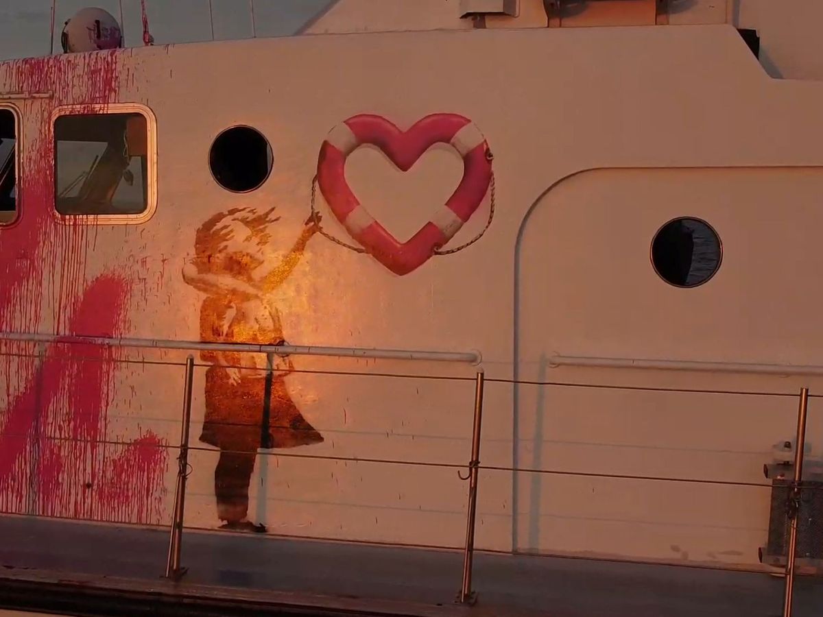 Foto: El barco financiado por Banksy para salvar refugiados en el Mediterráneo (Reuters)