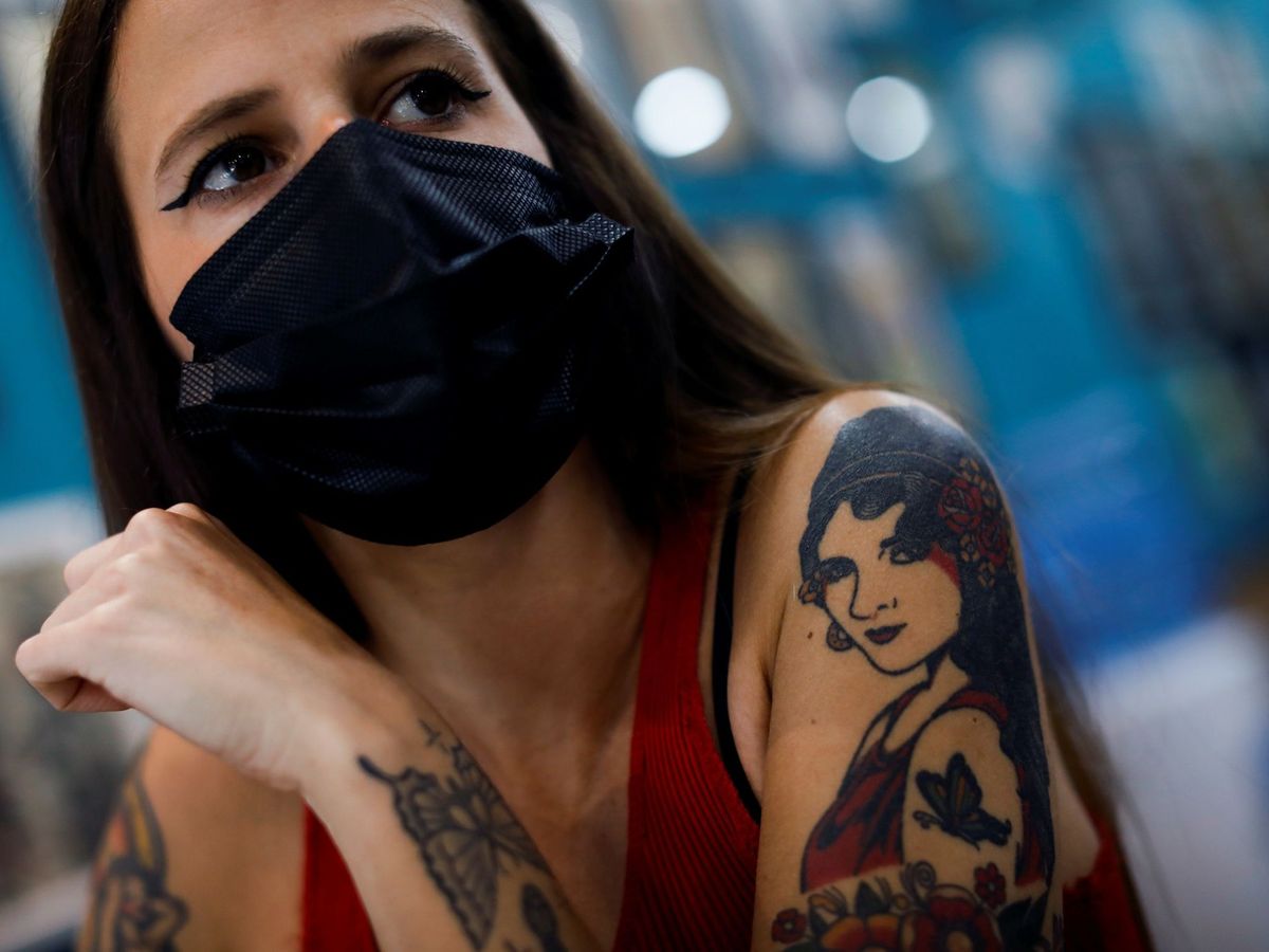 Foto: Una mujer posando con sus tatuajes. Foto: EFE David Fernández