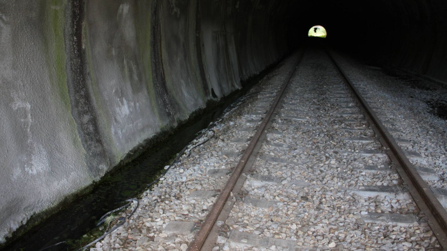 Interior del túnel cercano a La Acebeda. (A. M.)