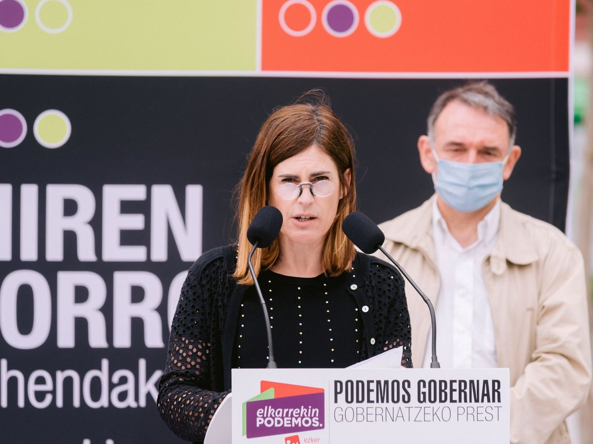 Foto: La candidata de Elkarrekin Podemos-IU, Miren Gorrotxategi (i), que defiende una alternativa al PNV con PSE y Bildu, en un acto electoral. (EFE)