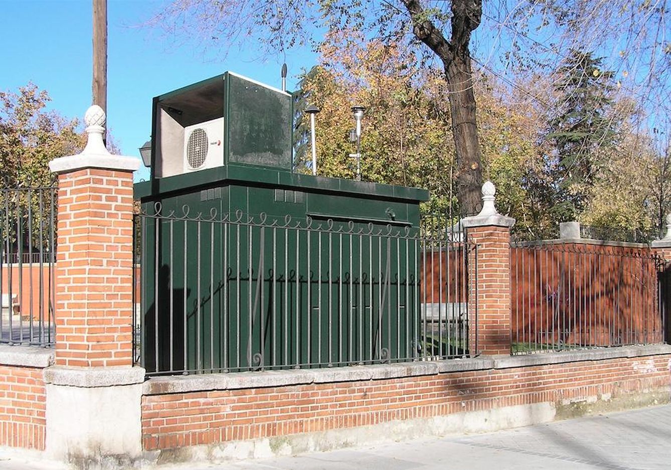 Estación de medición ubicada en la Plaza Manuel Becerra (Foto: Ayuntamiento de Madrid) 