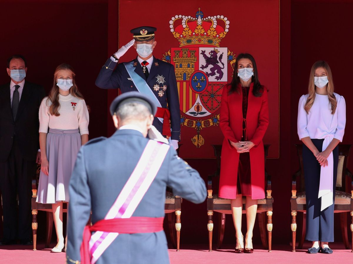 Foto: El rey Felipe junto a la reina Letizia, la princesa Leonor (i) y la infanta Sofía (d) durante el acto. (EFE)