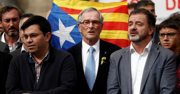 Foto: Former barcelona's mayor Trias stands in front of an estelada (catalan separatist flag). (Reuters)
