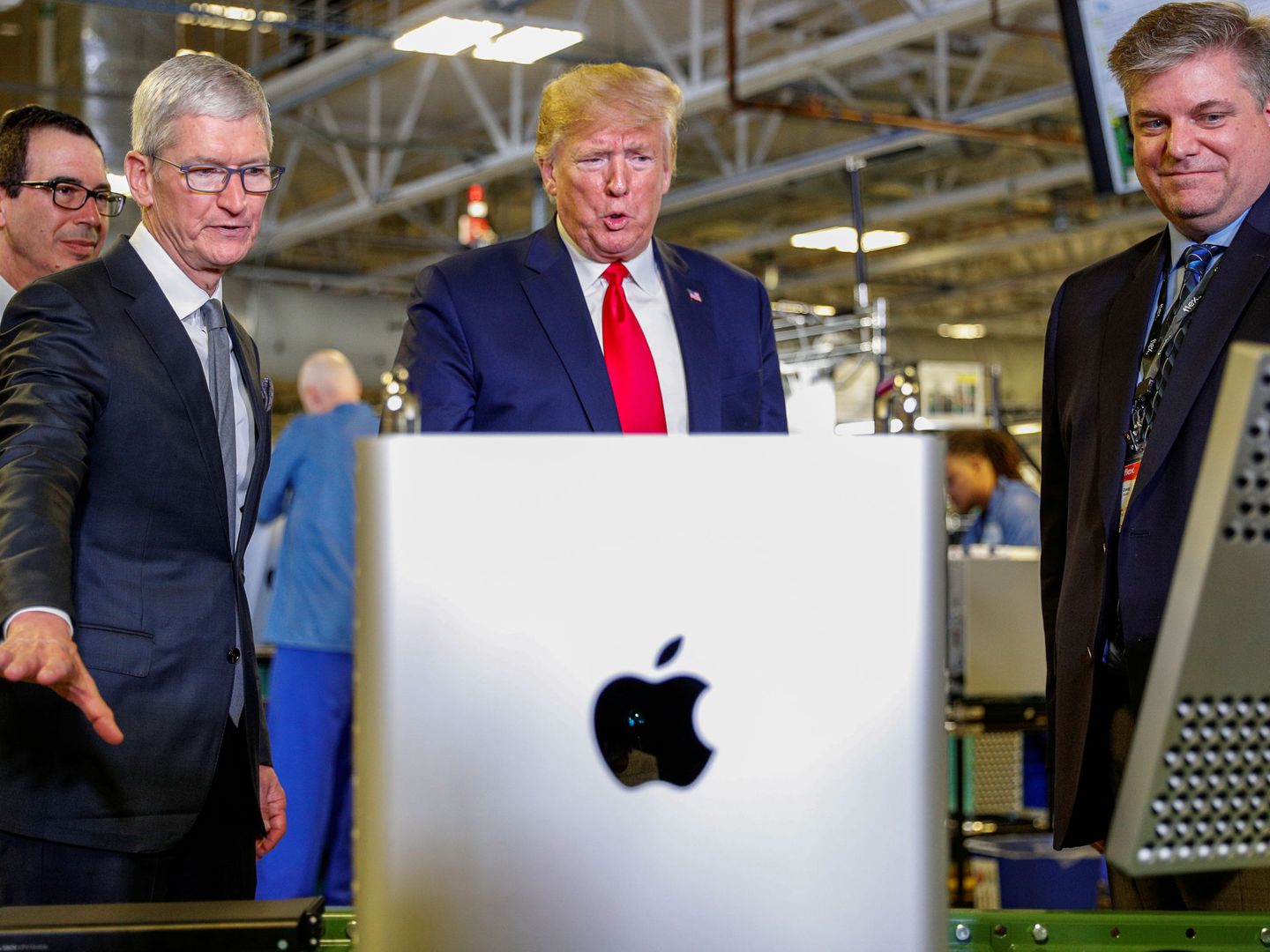 El consejero delegado de Apple, Tim Cook, con el presidente Trump. (Reuters)