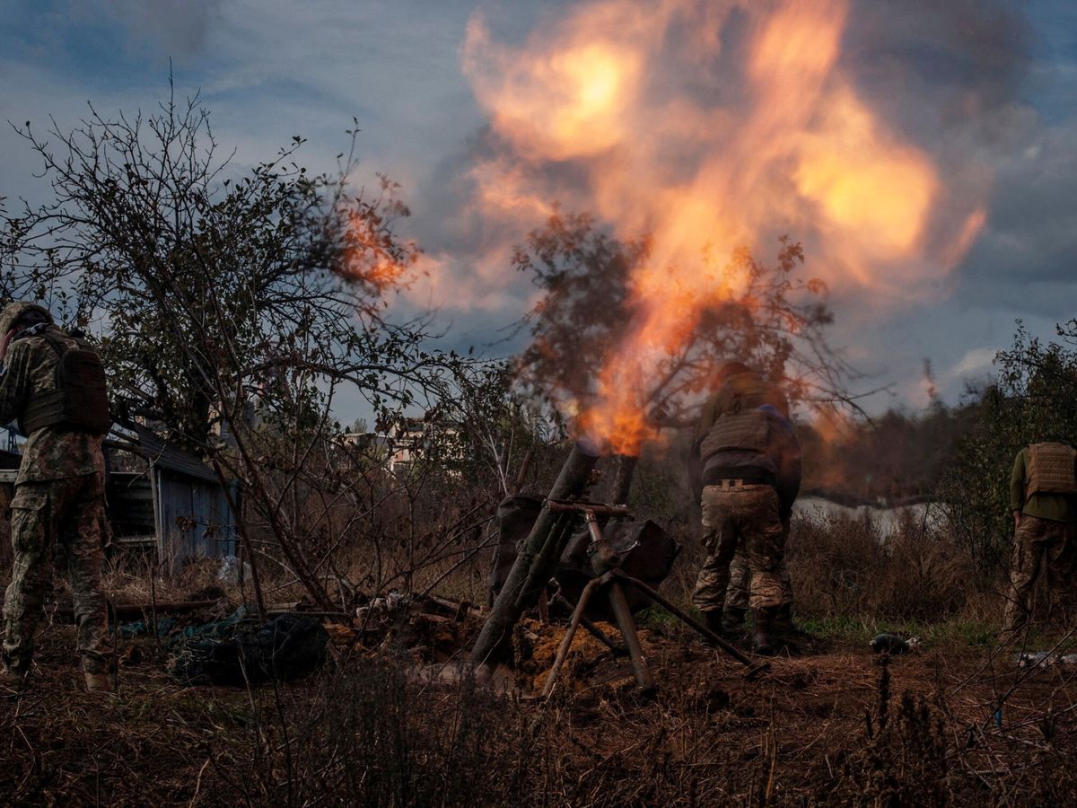 Foto: Fuego de mortero ucraniano cerca de Bakhmut. (Reuters)
