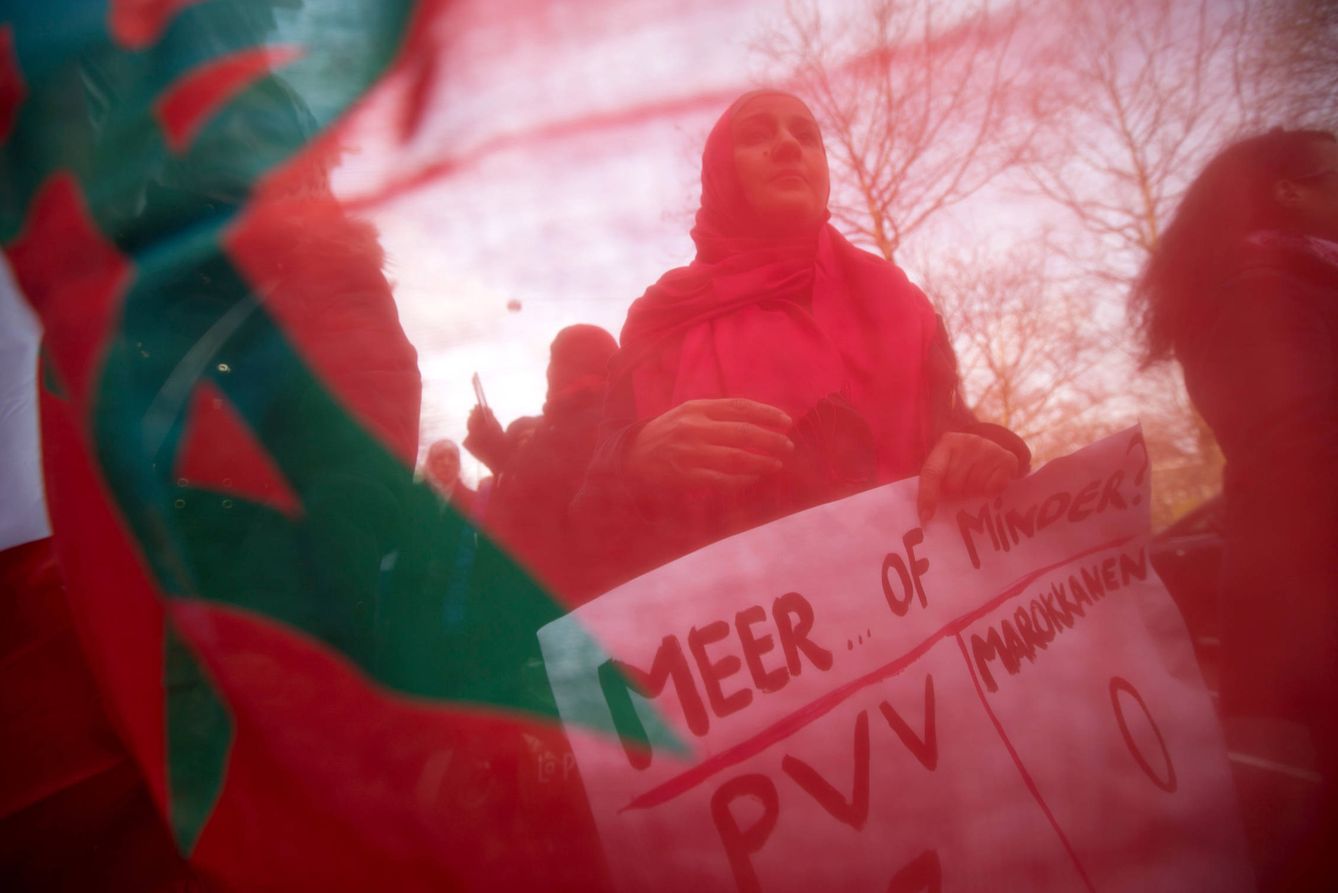 Una manifestante enarbola una bandera de Marruecos duranteuna protesta contra Geert Wilders en Amsterdam, en marzo de 2014 (Reuters)