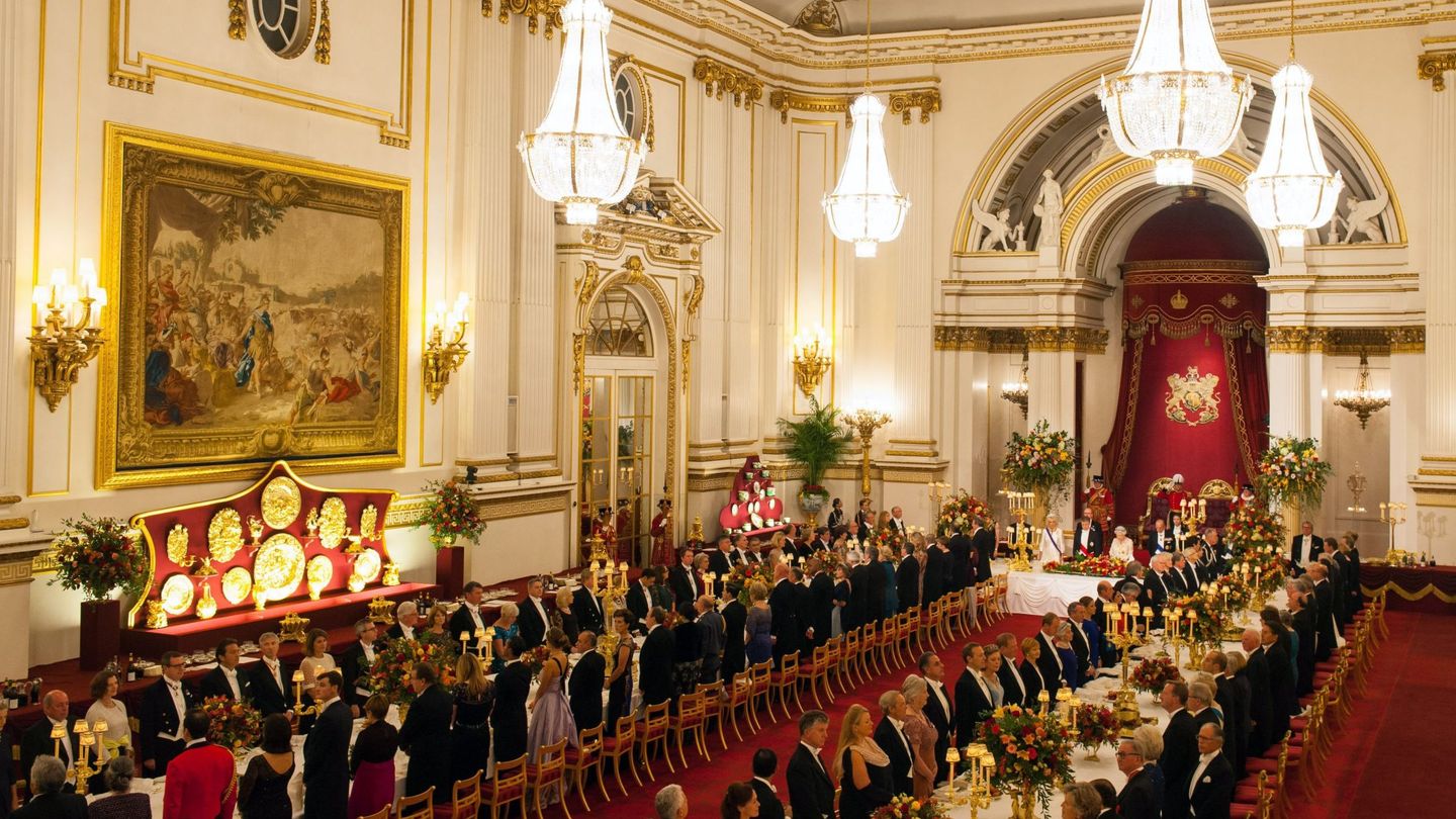 Vista general del banquete de Estado con el presidente de Colombia, Juan Manuel Santos, y la reina Isabel II en 2016. (EFE)